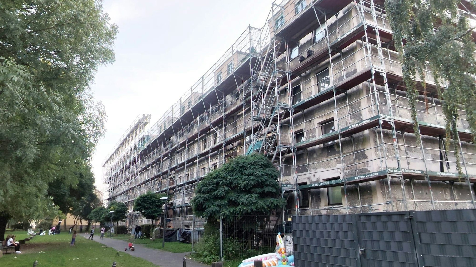 Der Wohnkomplex in Köln-Flittard schimmelt und gammelt vor sich hin.