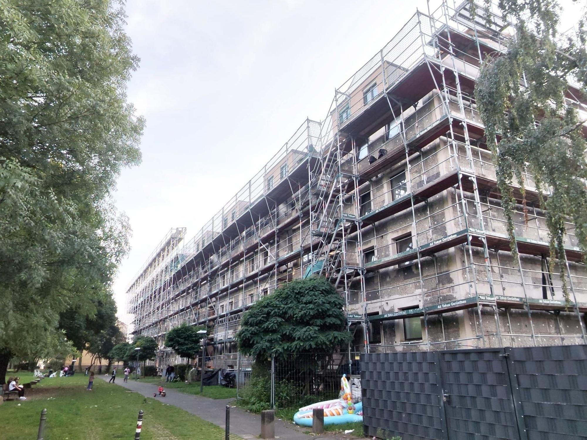 Der Wohnkomplex in Köln-Flittard schimmelt und gammelt vor sich hin.