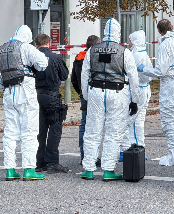 Die Spurensicherung ist an einer Straße im Einsatz. Ein Brand in einem Münchner Einfamilienhaus hat einen Großeinsatz von Polizei und Feuerwehr ausgelöst.