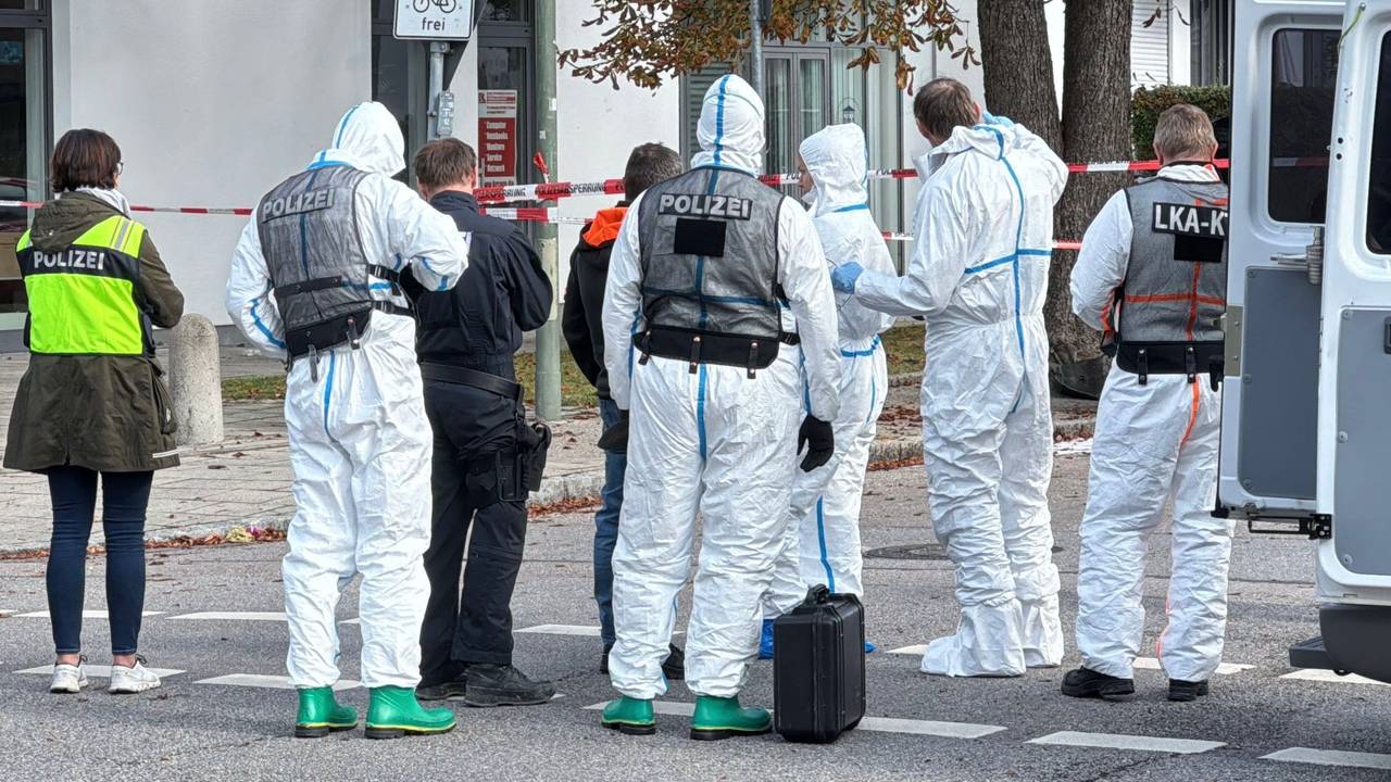 Die Spurensicherung ist an einer Straße im Einsatz. Ein Brand in einem Münchner Einfamilienhaus hat einen Großeinsatz von Polizei und Feuerwehr ausgelöst.