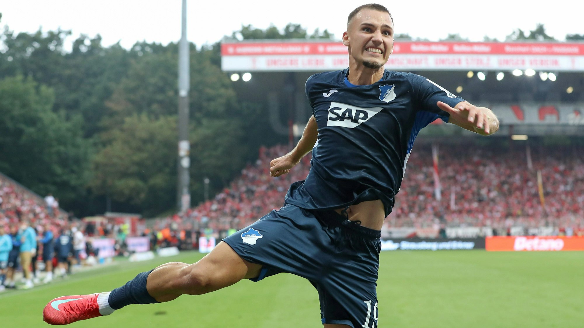 Tim Lemperle jubelt über ein Tor für Hoffenheim.