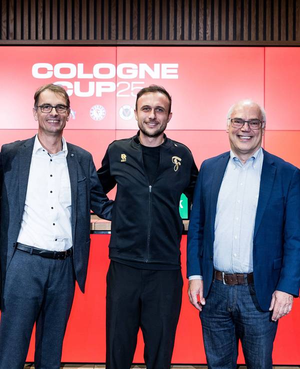 Von links: Holger Kirsch (Präsident Viktoria Köln), Dr. Andreas Dartsch (stv. Vorstandsvorsitzender Sparkasse KölnBonn), Niklas Müller (Geschäftsführer Fortuna Köln), Dirk Brennecke (Geschäftsführer Fußball-Verband Mittelrhein) und Lukas Berg (Technischer Direktor 1. FC Köln) am 1. Oktober bei der Pressekonferenz zum Cologne Cup25.