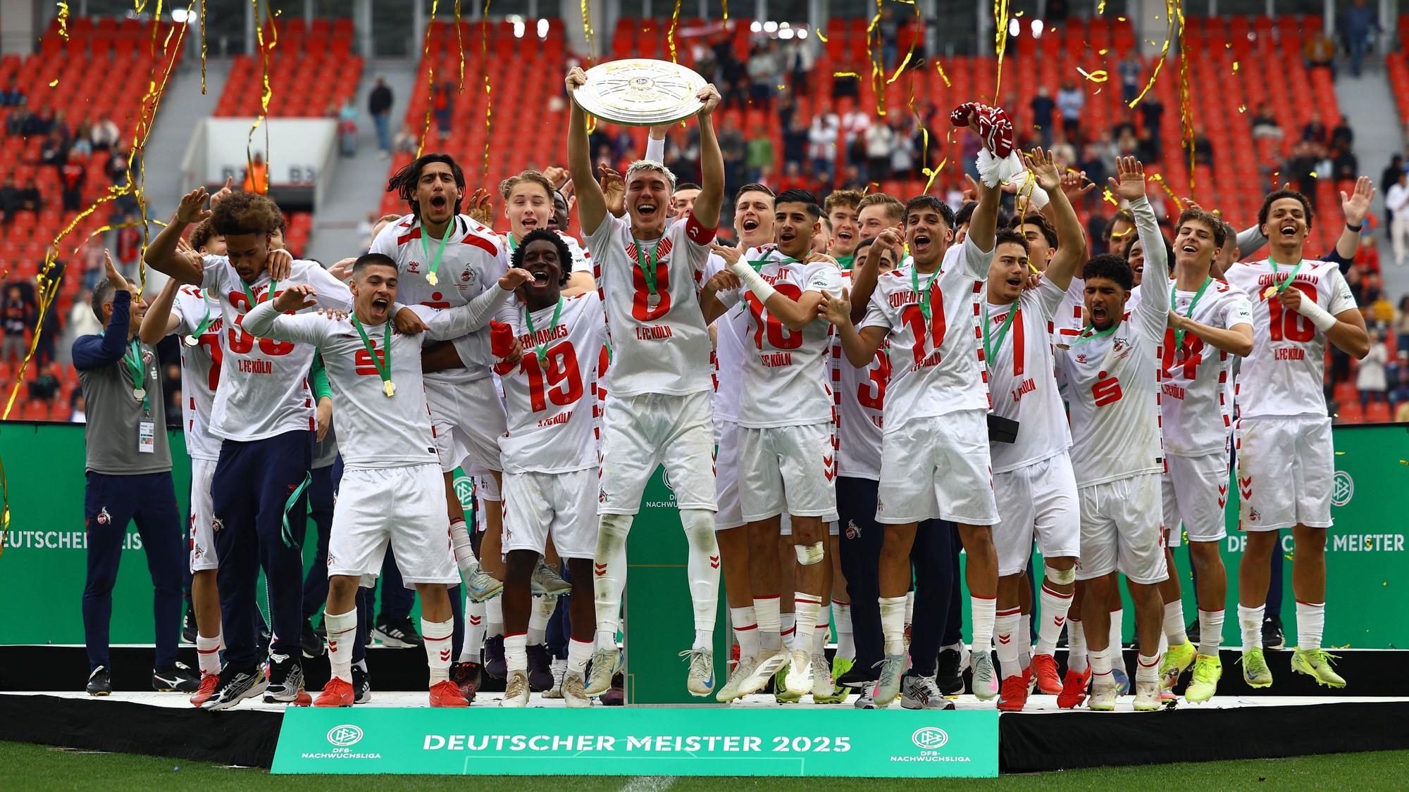 Die U19 des 1. FC Köln hält die Deutsche Meisterschaft in den Himmel und jubelt gemeinschaftlich.