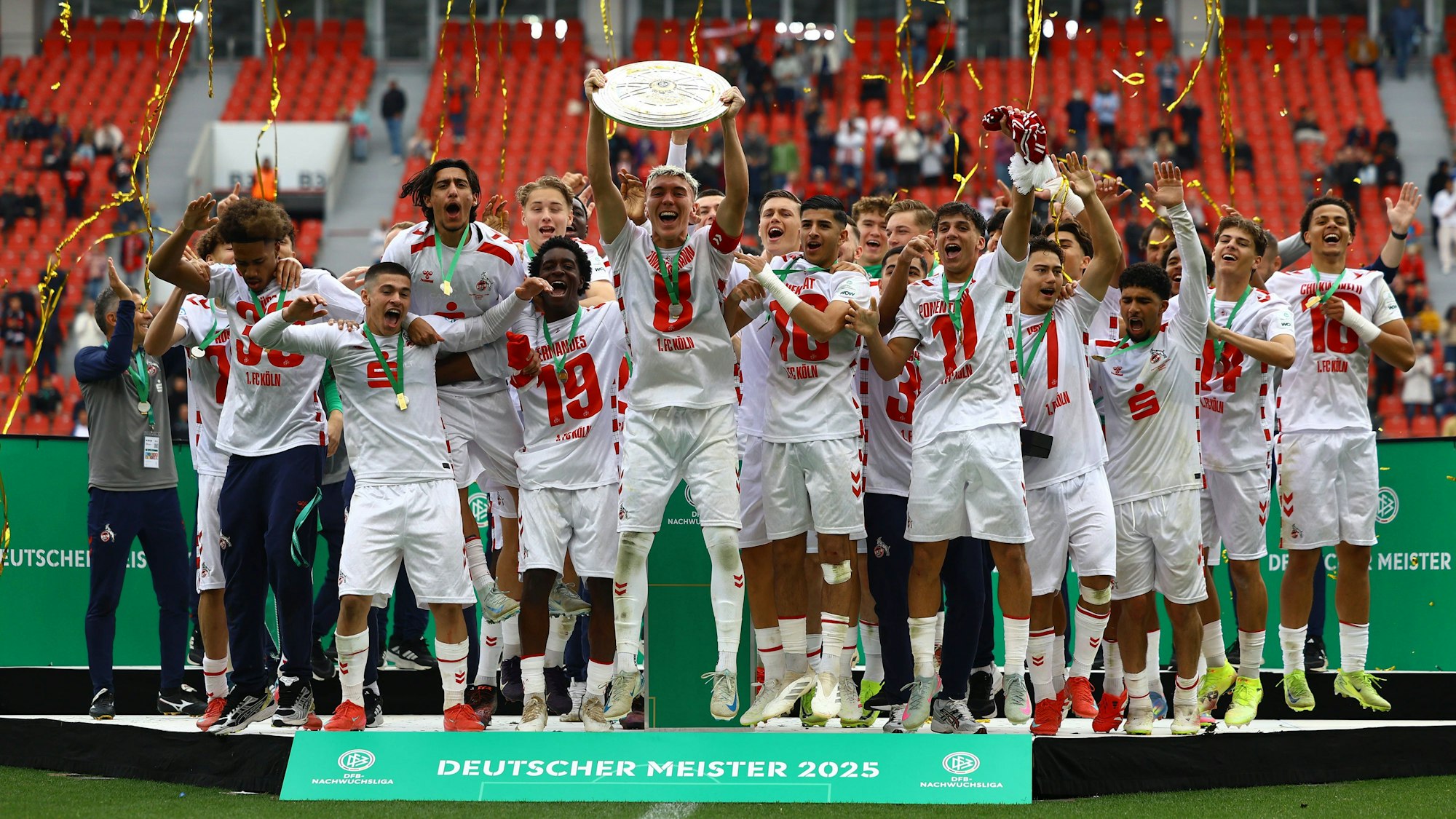 Die U19 des 1. FC Köln hält die Deutsche Meisterschaft in den Himmel und jubelt gemeinschaftlich.