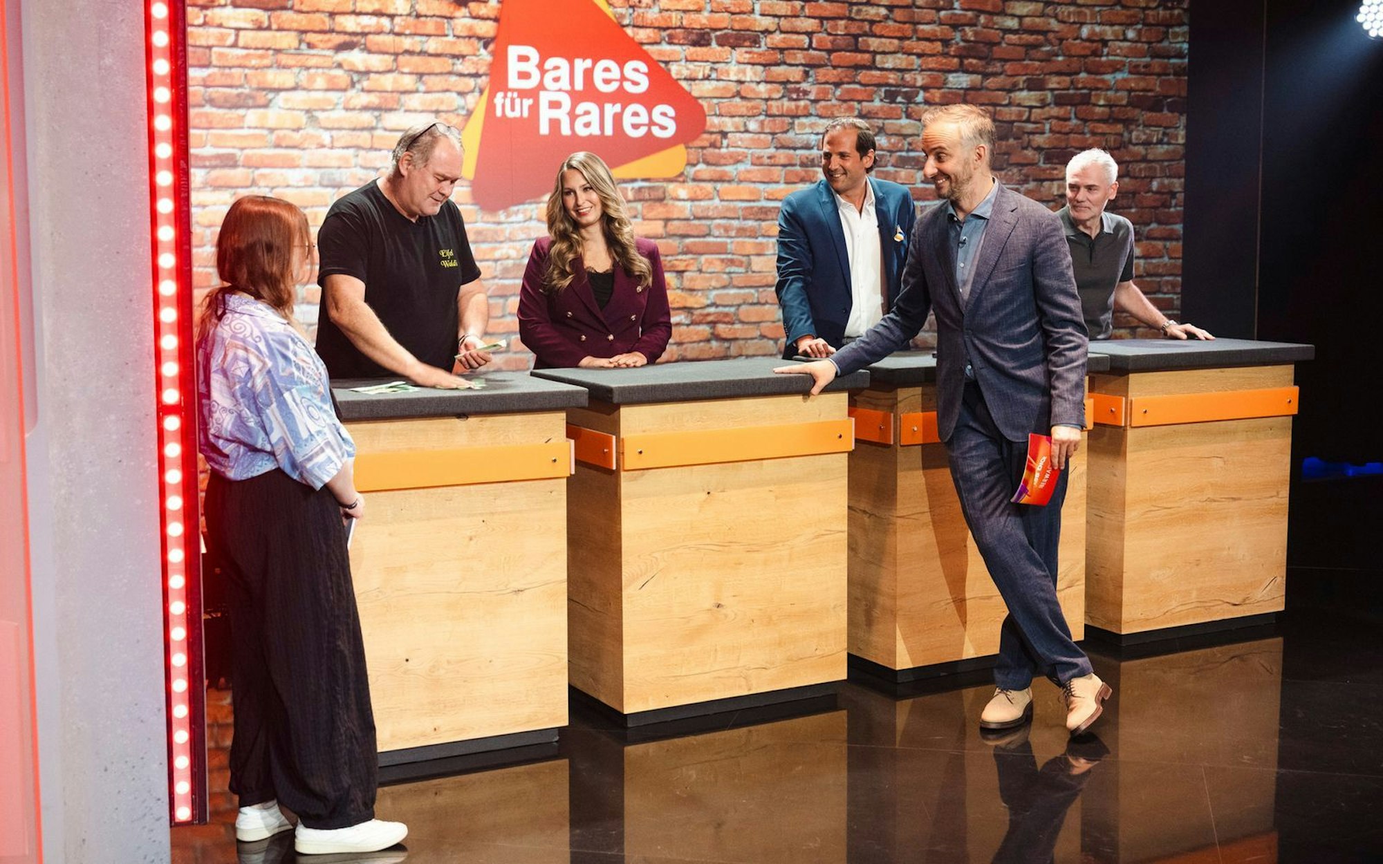 3.000 Euro bot „Bares für Rares“-Händler „Waldi“ (links) für die vielen Bilder von Deborah. (Bild: ZDF / Ben Knabe)