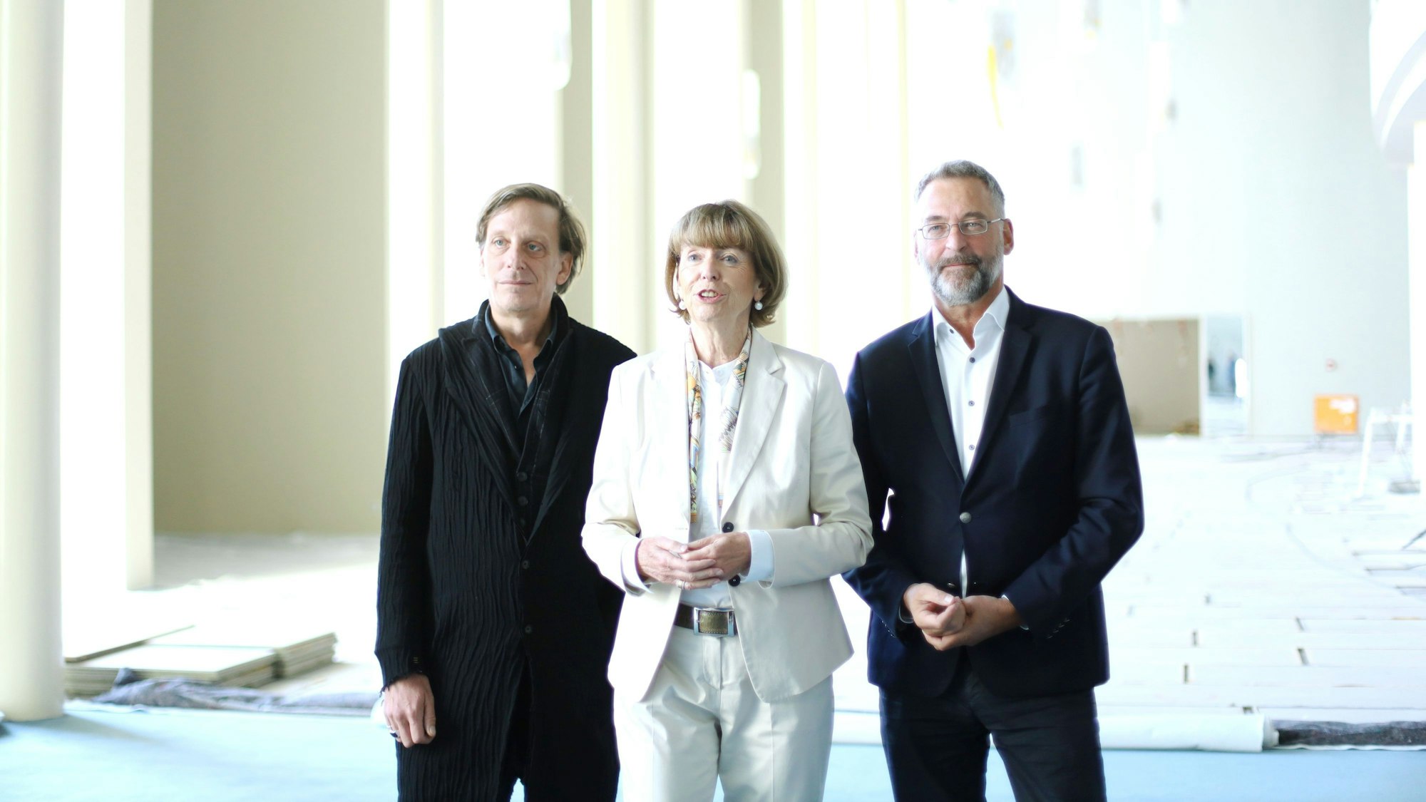Kay Voges (Schauspielintendant), OB Henriette Reker und Hein Mulders (Opernintendant) im Foyer der Oper.