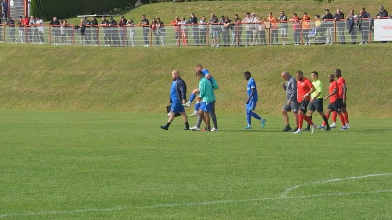 Vincent Koziello wird nach seiner schweren Verletzung an der Achillessehne vom Platz getragen.