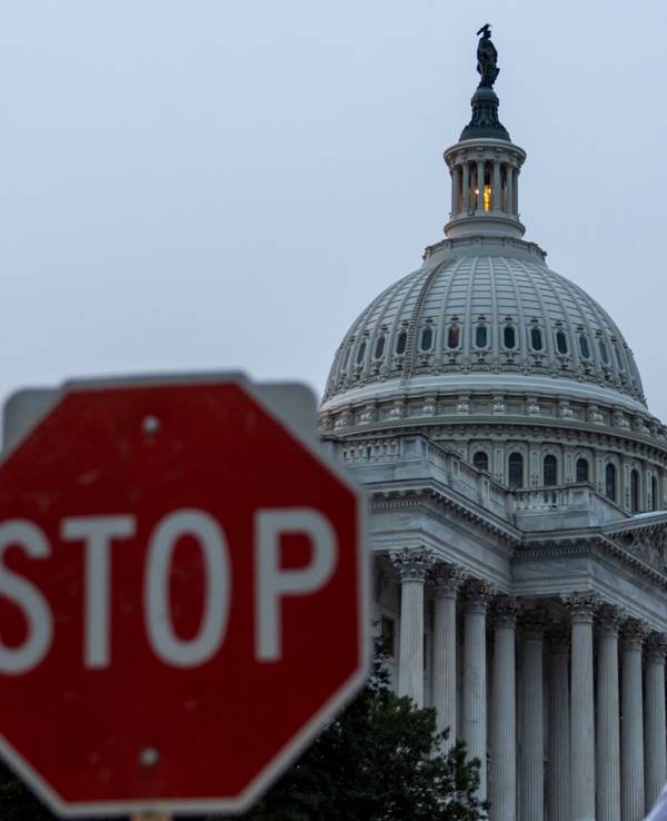 Das US-Kapitol in Washington ist hinter einem Stopschild zu sehen.