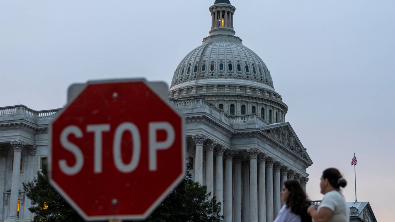 Das US-Kapitol in Washington ist hinter einem Stopschild zu sehen.