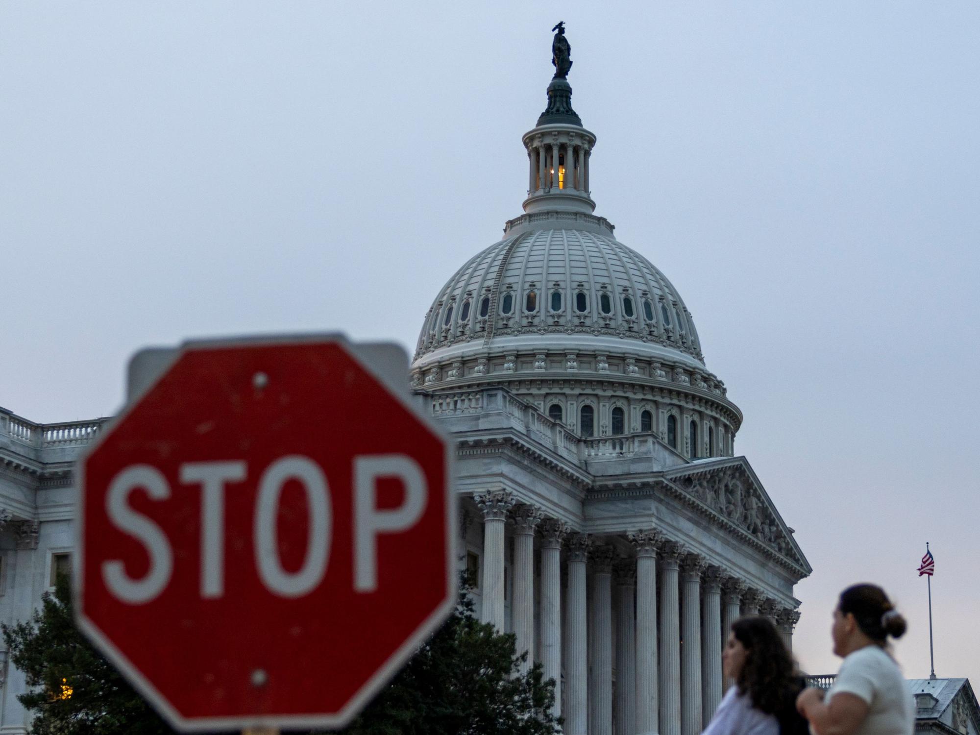 Das US-Kapitol in Washington ist hinter einem Stopschild zu sehen.