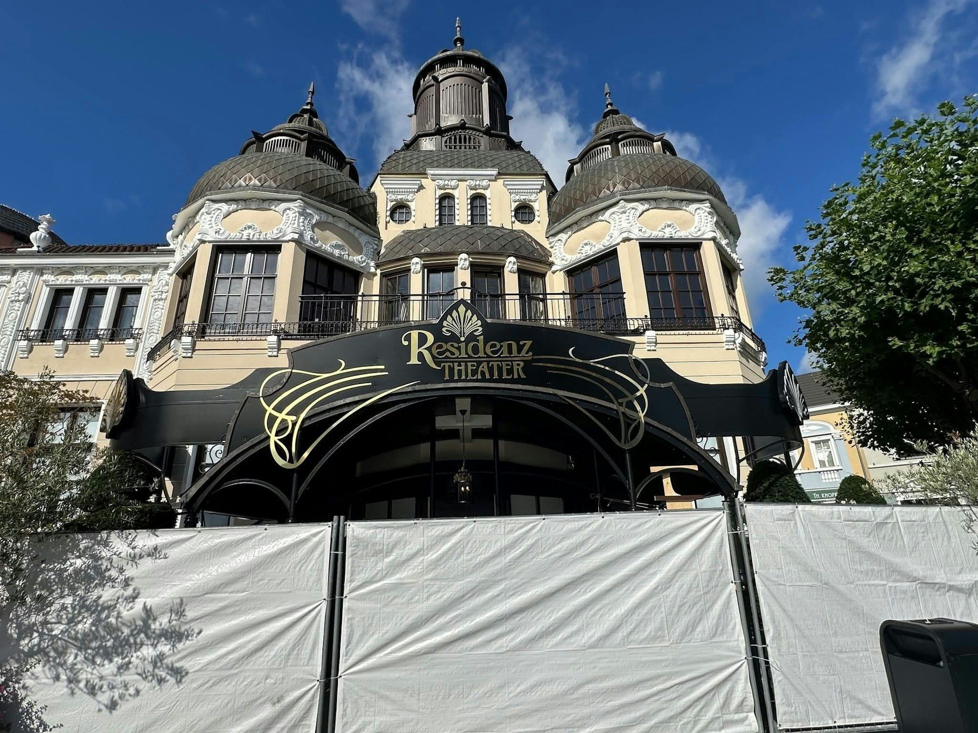 Die neue Attraktion „Residenz Theater“ im Phantasialand. Sie befindet sich in der Themenwelt Berlin, direkt neben der beliebten Attraktion „Maus-au-Chocolat“.