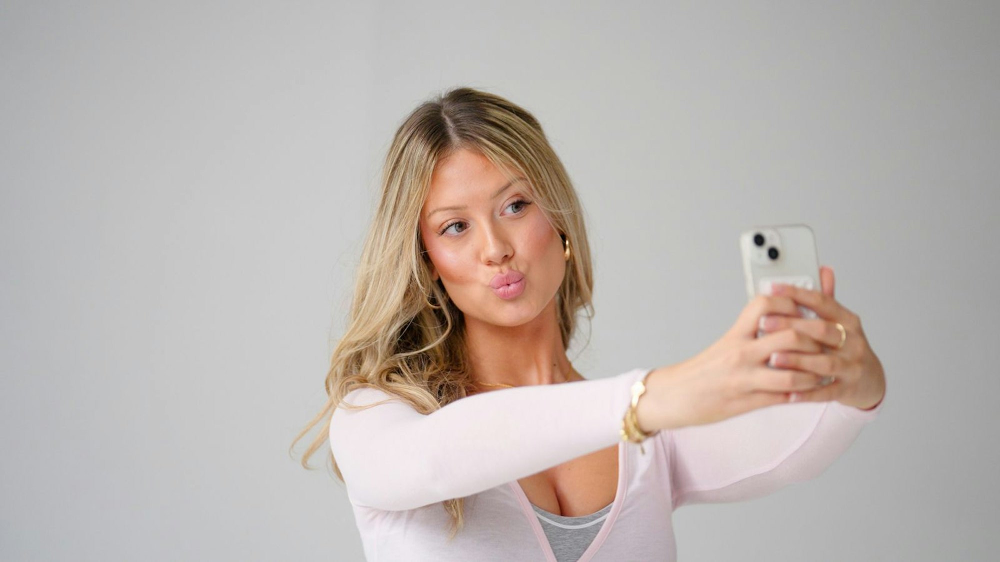 Influencerin Natalie Mae gibt auf TikTok Abnehmtipps. (Bild: SWR/team.recherche)