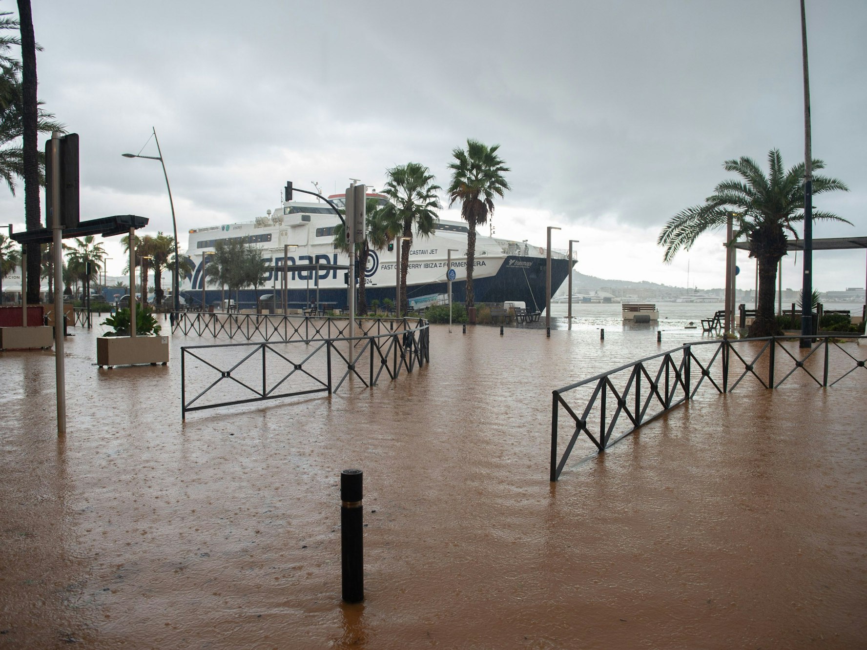 Eine überflutete Straße in der Balearenstadt Ibiza.