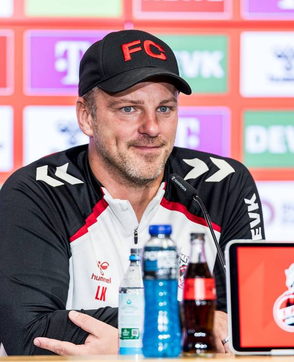 Lukas Kwasniok bei der Pressekonferenz des 1. FC Köln.