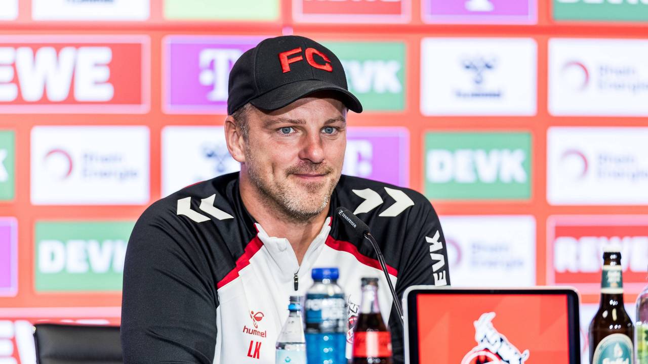 Lukas Kwasniok bei der Pressekonferenz des 1. FC Köln.