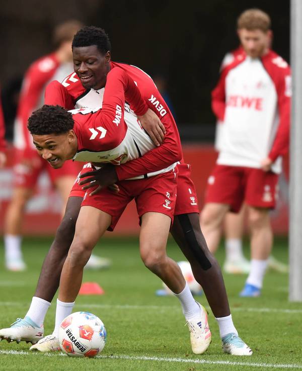 Nilas Yacobi und Ragner Ache in einem Zweikampf im Training.