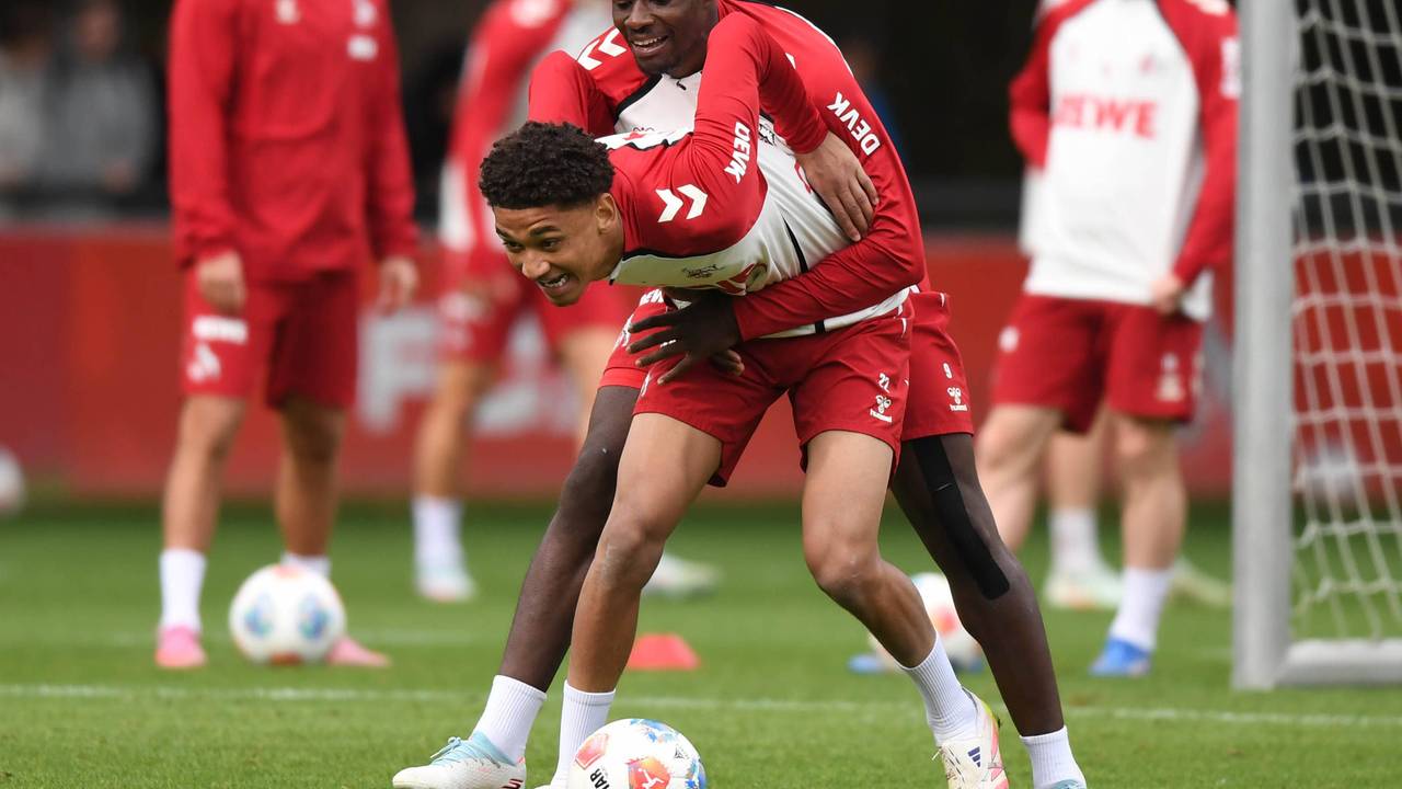Nilas Yacobi und Ragner Ache in einem Zweikampf im Training.