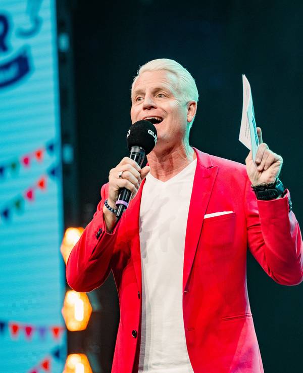 Guido Cantz steht als Moderator auf der Bühne.