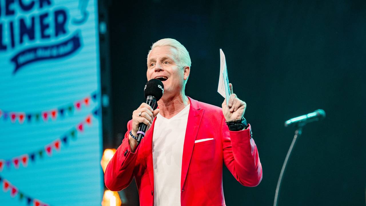 Guido Cantz steht als Moderator auf der Bühne.