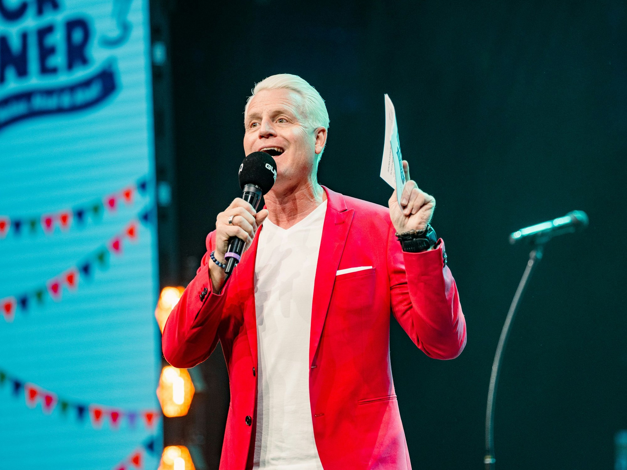 Guido Cantz steht als Moderator auf der Bühne.