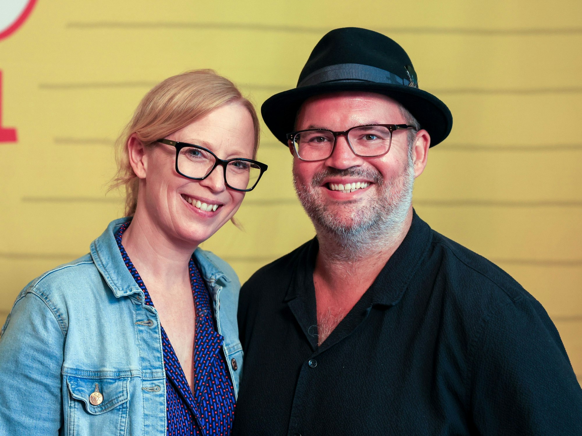 Björn Heuser mit Ehefrau Iris auf dem Roten Teppich.