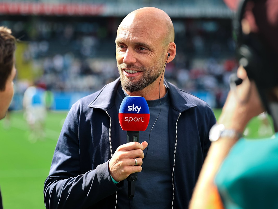Sportdirektor Nils-Ole Book spricht in der Ursapharm-Arena über die Mannschaft der SV Elversberg.