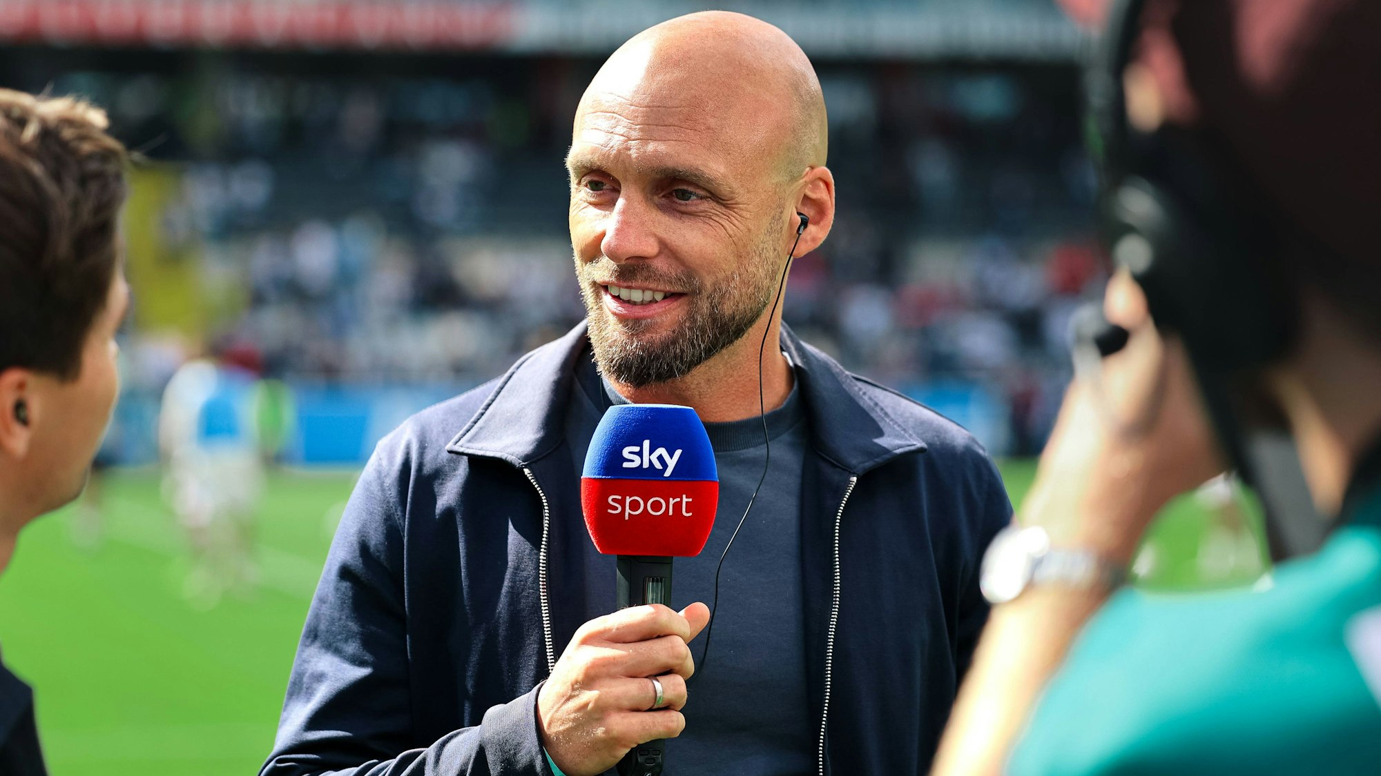 Sportdirektor Nils-Ole Book spricht in der Ursapharm-Arena über die Mannschaft der SV Elversberg.