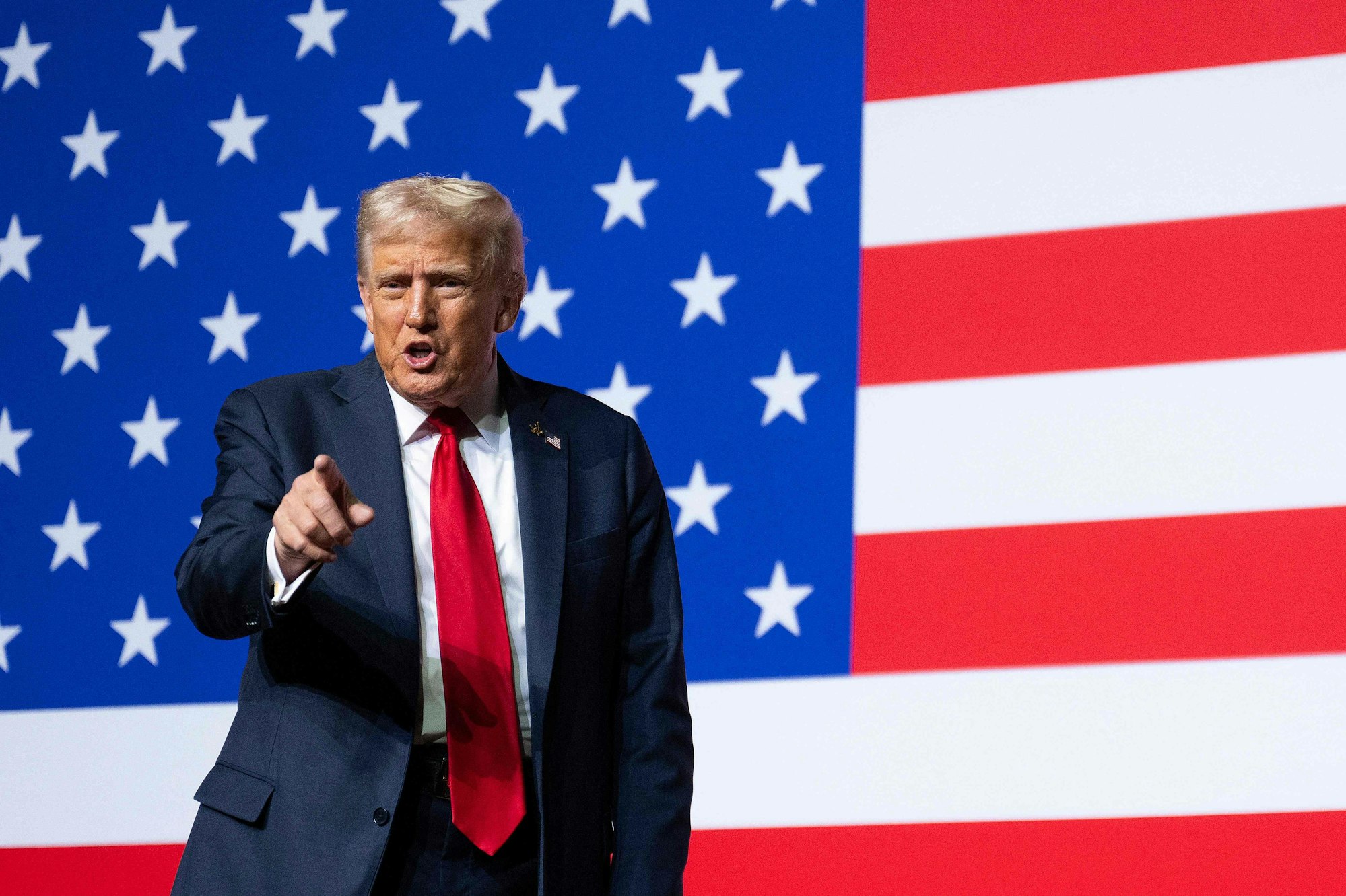 US-Präsident Donald Trump bei seiner Rede vor mehreren Hundert US-Generalen und -Generalinnen in Quantico. Demokratinnen und Demokraten äußern scharfe Kritik an dem Auftritt. (Archivbild)