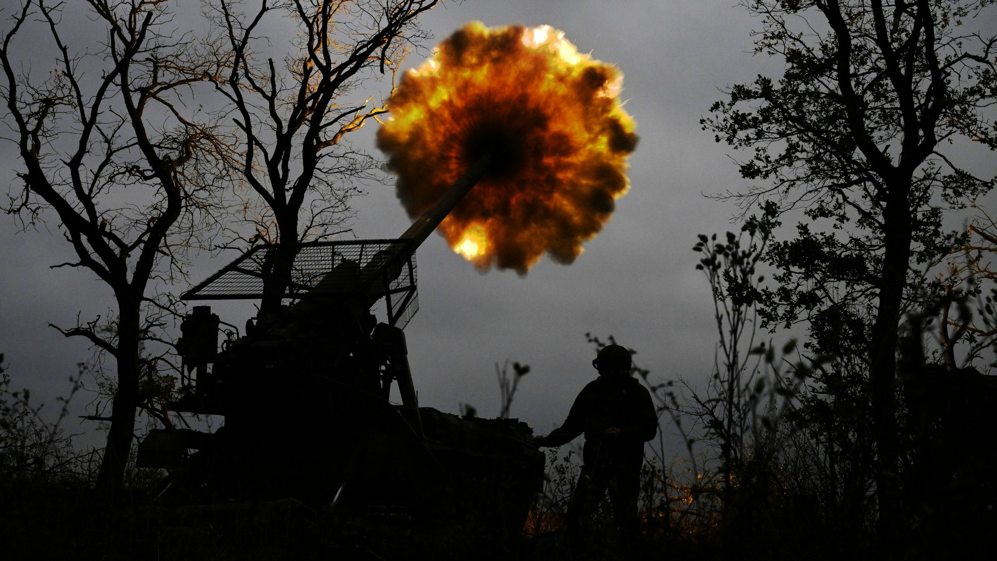 Russische Soldaten feuern eine selbstfahrende Haubitze auf ukrainische Stellungen (Archivbild).