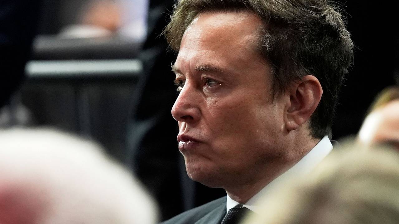 Elon Musk bei der Gedenkfeier für den rechtskonservativen Aktivisten Charlie Kirk im State Farm Stadium.