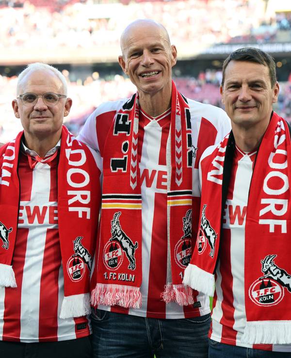 Der neue Vorstand des FC Köln bestehend aus Jörn Stobbe (M), Präsident, Jörg Alvermann (l), Vizepräsident, und Ulf Sobek (r) am 28. September 2025 beim Heimspiel gegen den VfB Stuttgart.