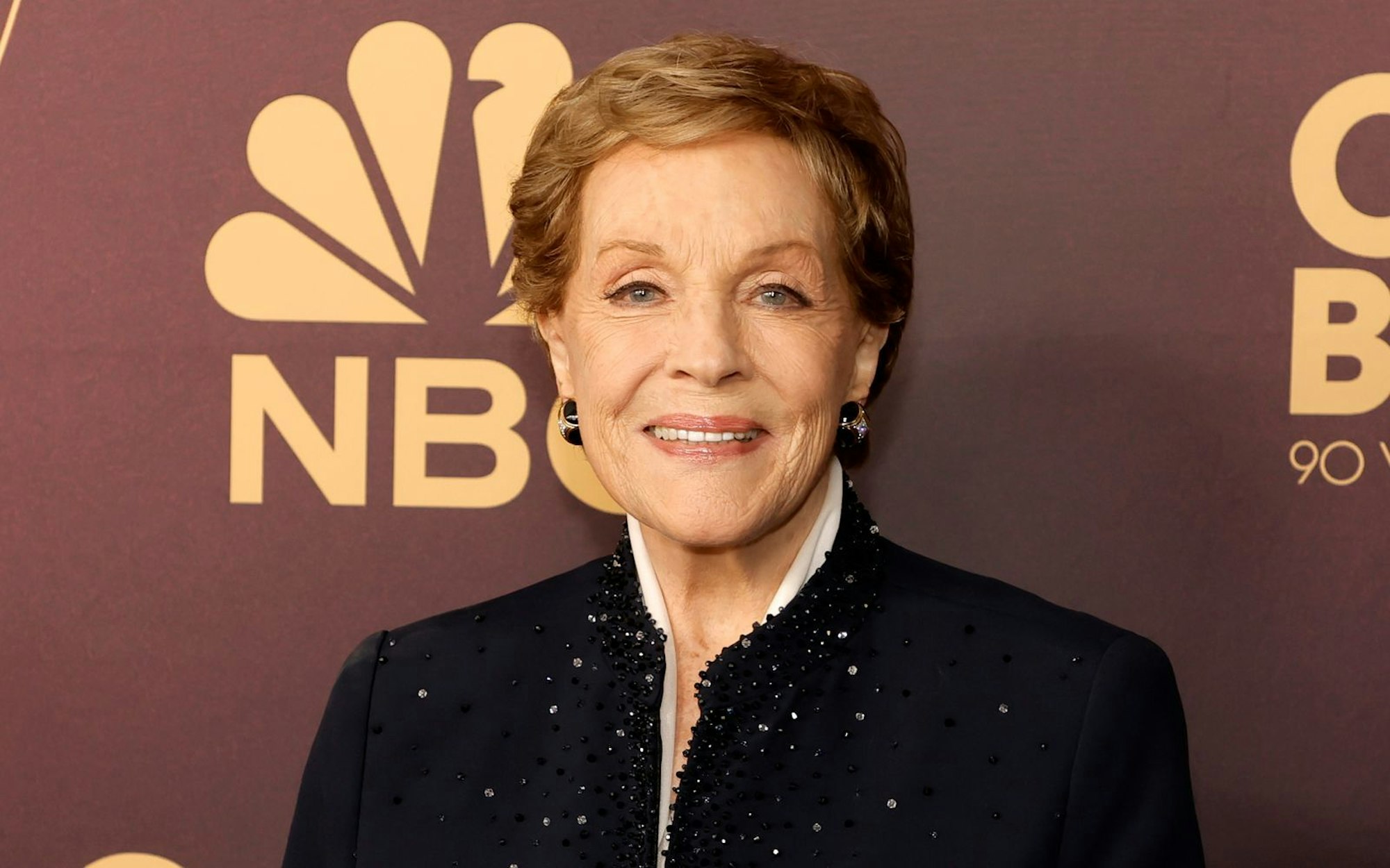 Julie Andrews wird am 1. Oktober 90 Jahre alt. Seit 2020 spricht die Schauspielerin, hier auf einem roten Teppich 2023, die Lady Whistledown in „Bridgerton“. (Bild: 2023 Getty Images/Kevin Winter)