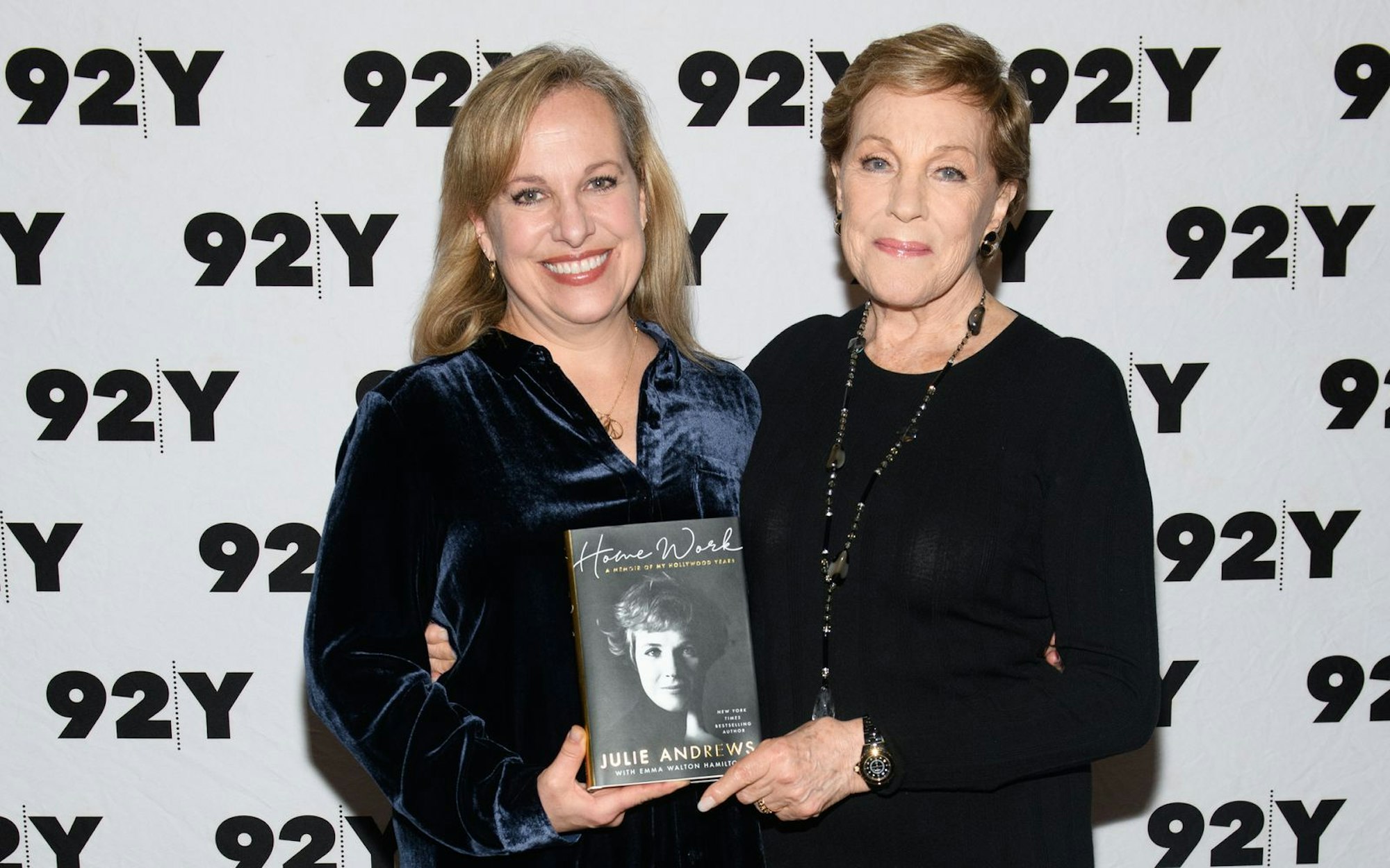 Julie Andrews (rechts) mit ihrer Tochter Emma Walton Hamilton. Die beiden haben zusammen eine Kinderbuchreihe veröffentlicht. (Bild: 2019 Getty Images/Noam Galai)