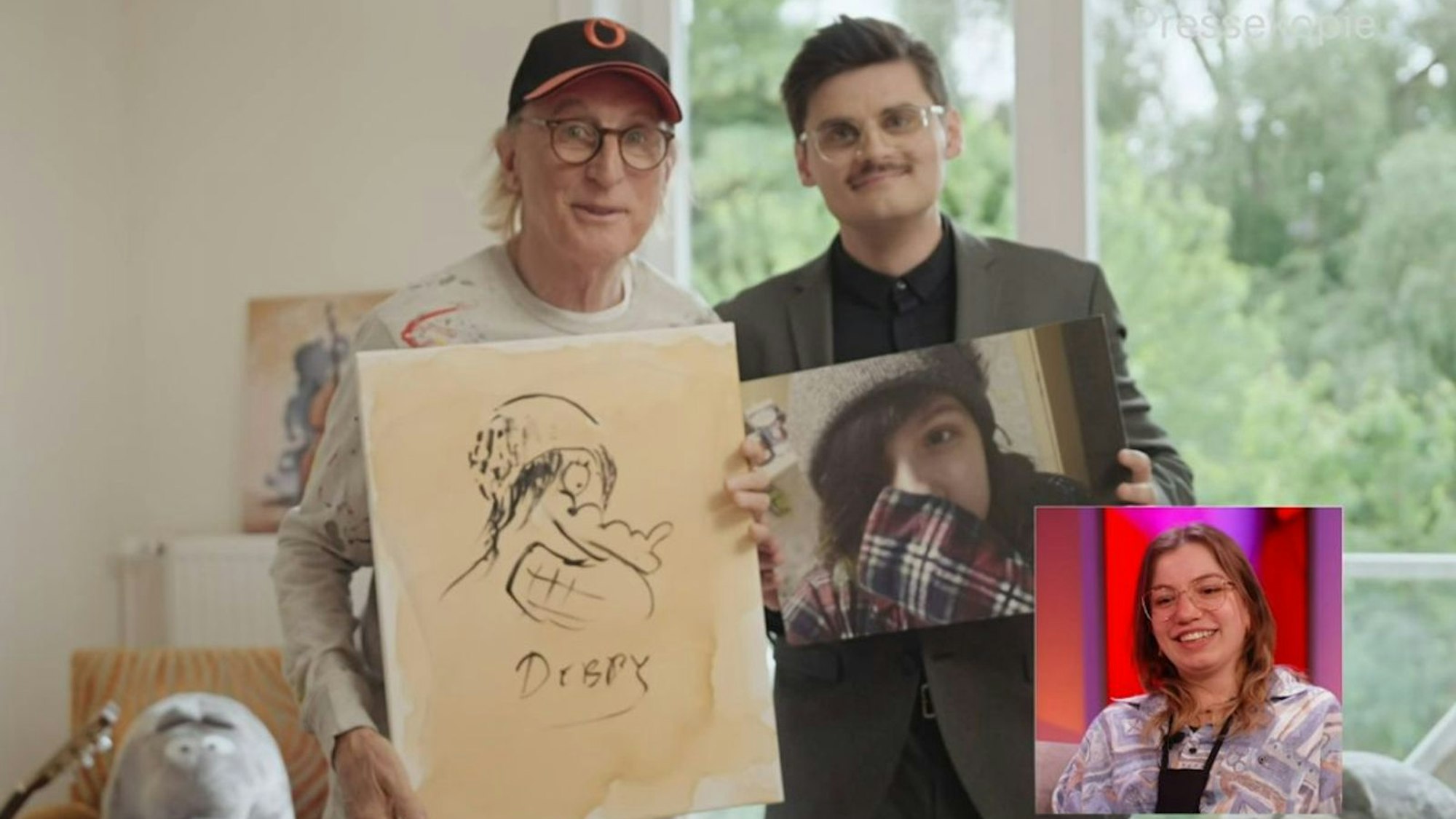 Otto Waalkes (links) zeigt seine Comic-Zeichnung von Deborah. (Bild: ZDF)