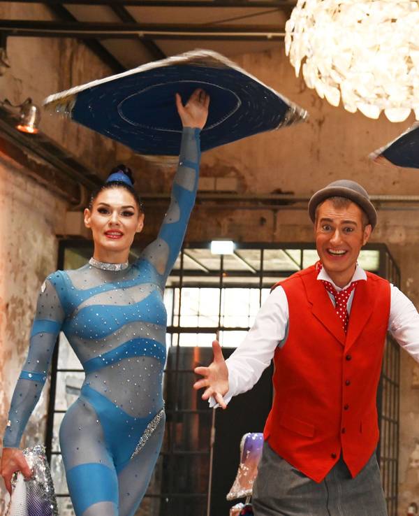 Das Foto zeigt ein Bild von Künstlern des 10. Kölner Weihnachtscircus.