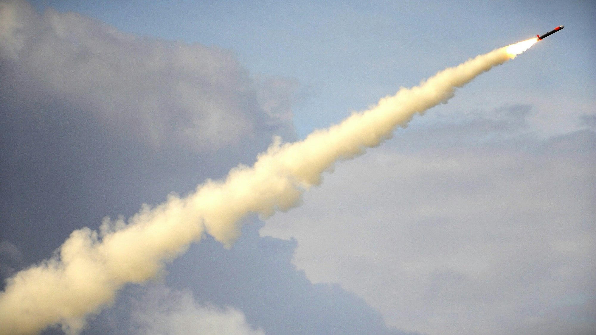 Eine Rakete fliegt in den Himmel und hinterlässt einen Rauchschweif.