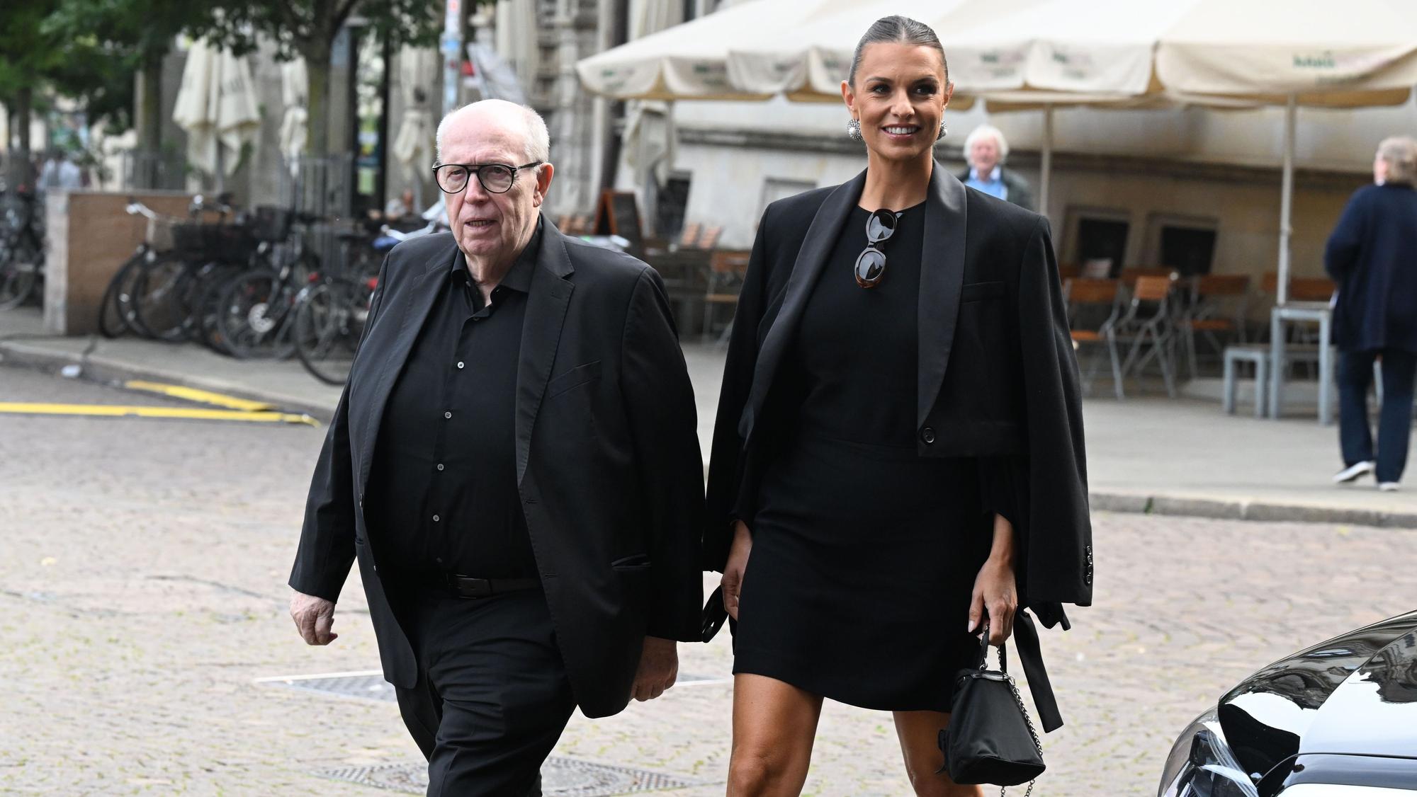 Reiner Calmund und Laura Wontorra kommen zur Trauerfeier von Willi Lemke im Bremer Dom.