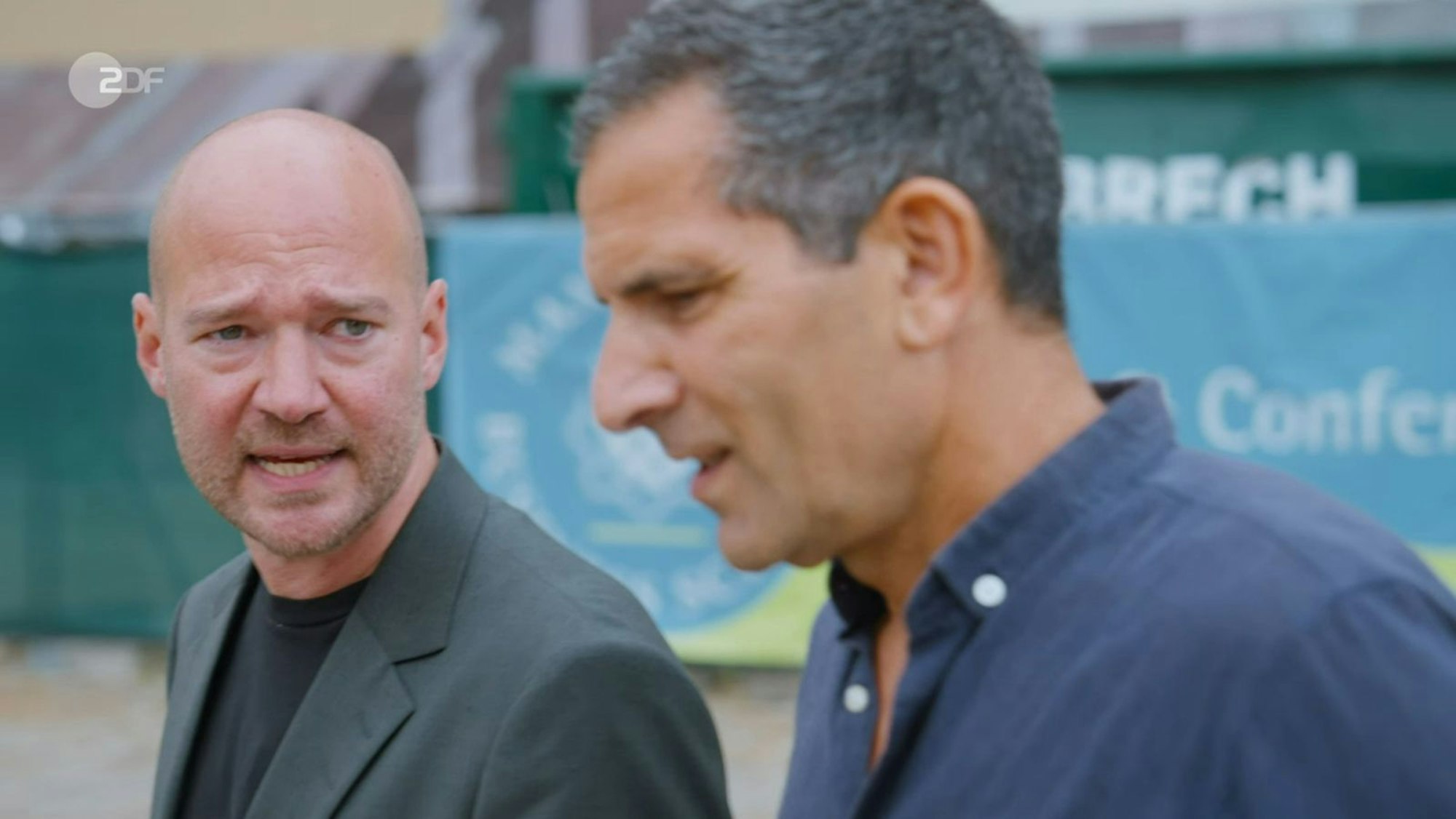 Der Demokratieforscher Richard Traunmüller (links) erklärt Mitri Sirin, was es mit dem „Toleranzparadox“ auf sich hat. (Bild: ZDF)