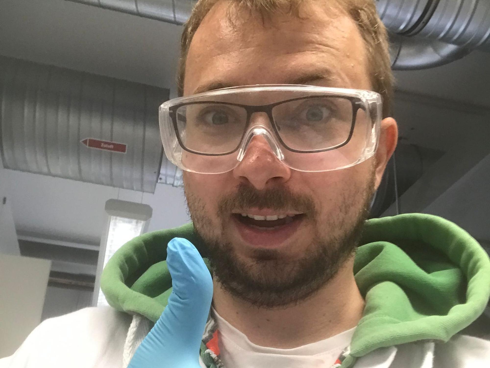 Axel promoviert in Chemie, ist also angehender Doktor.