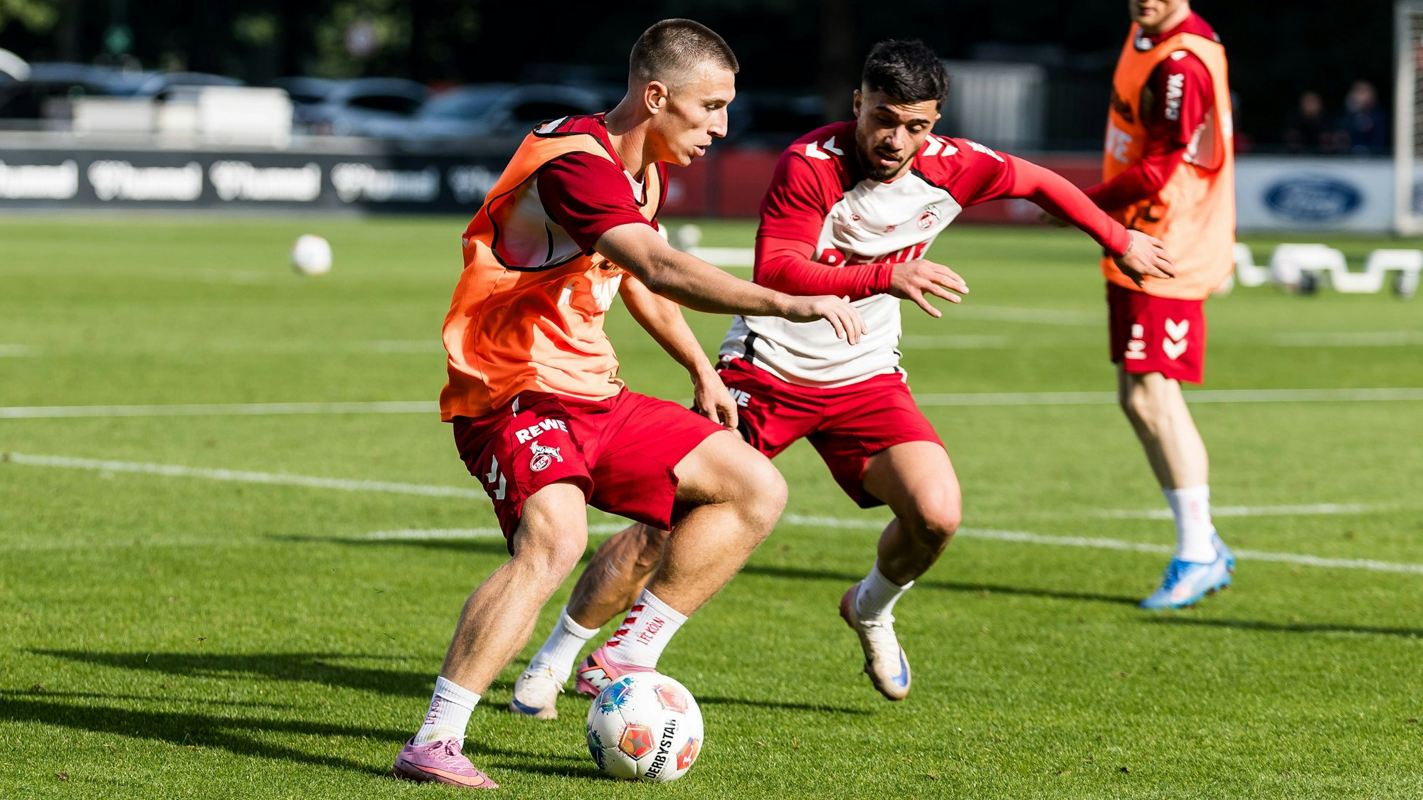 Jusuf Gazibegovic und Kristoffer Lund beim Training des 1. FC Köln im Zweikampf.