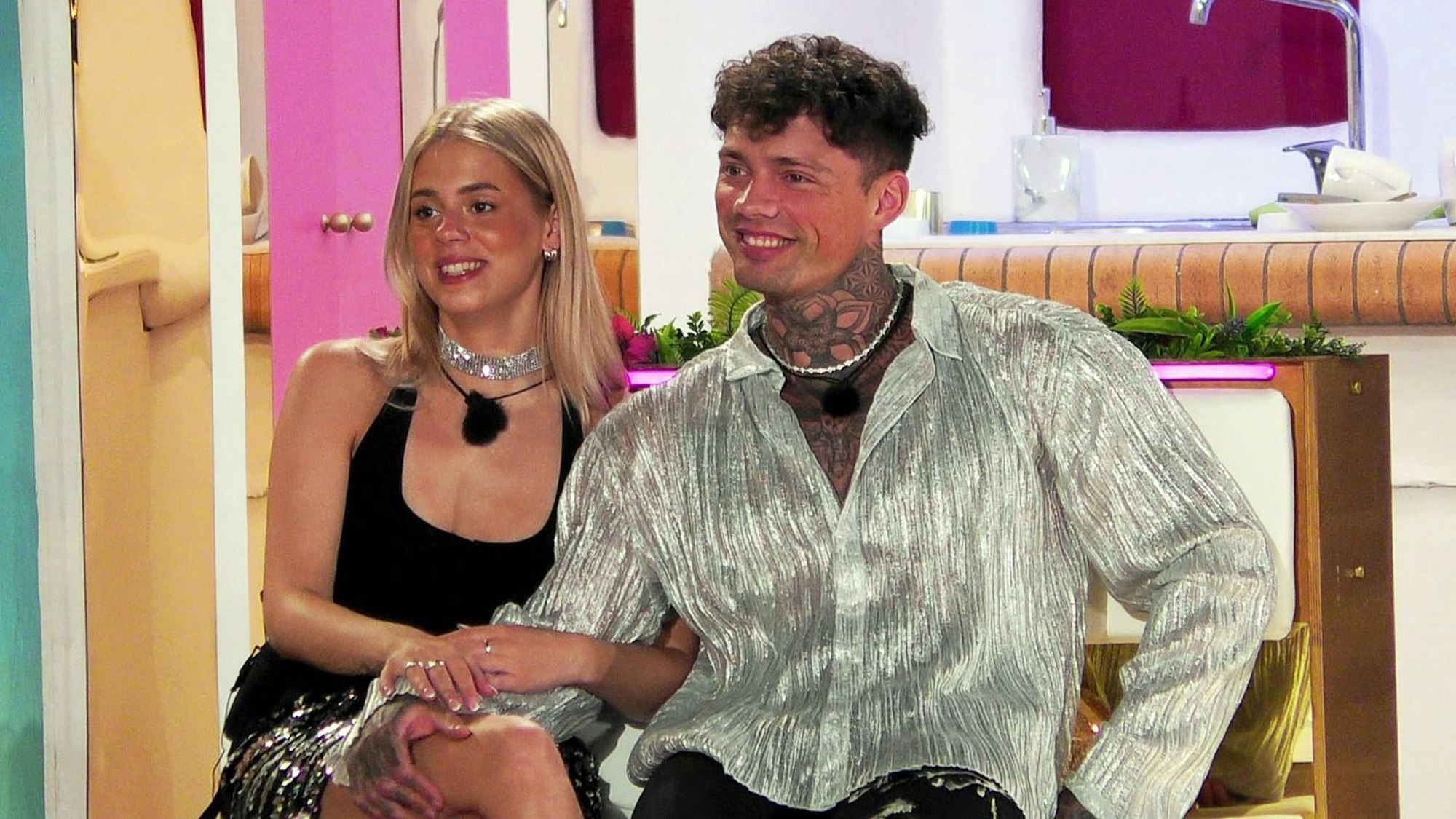 Josua hadert: Ist Lisa die richtige für ihn? (Bild: RTLZWEI)