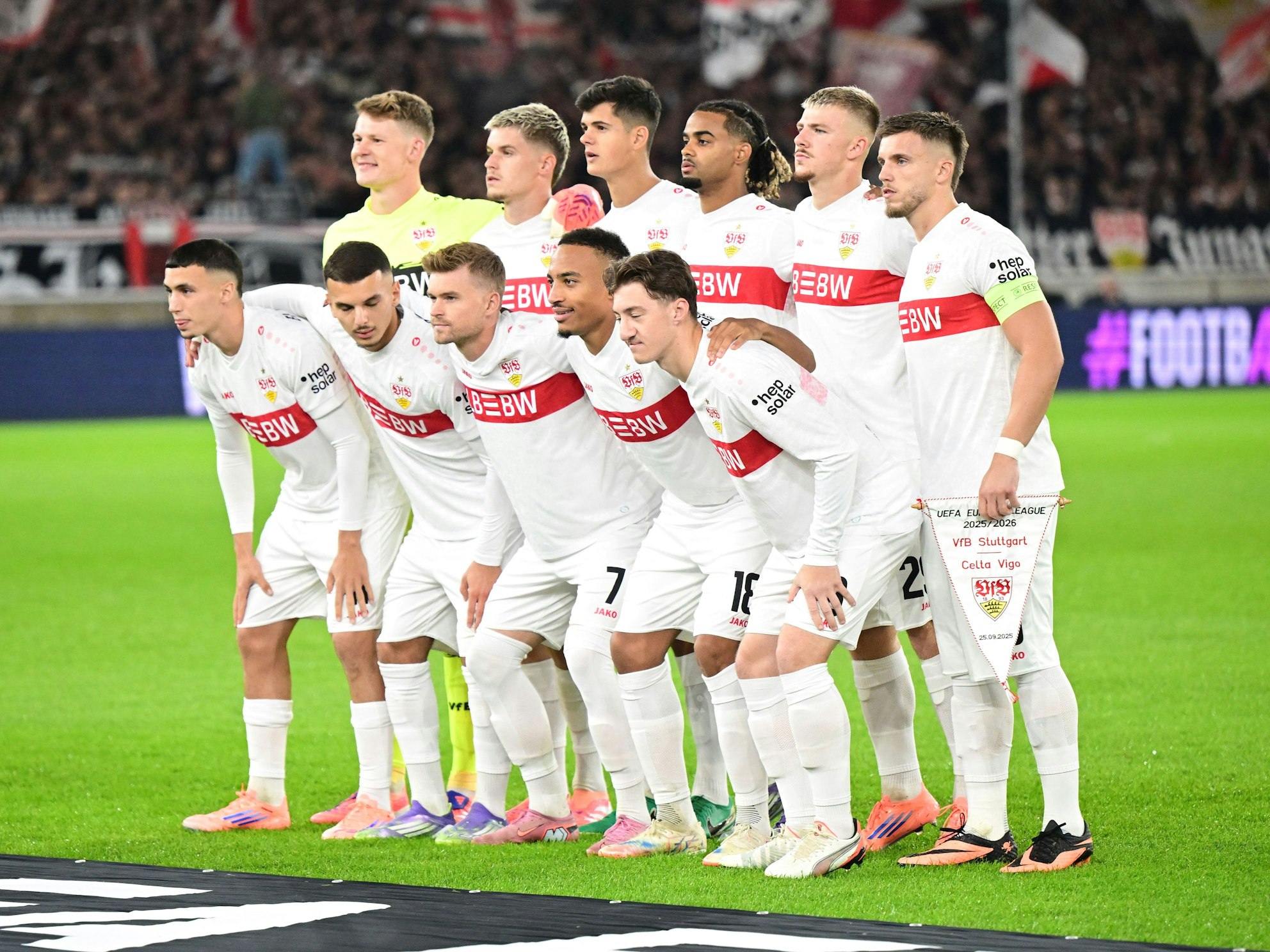 Die Mannschaft des VfB Stuttgart steht für ein Foto vor dem Spiel bereit.