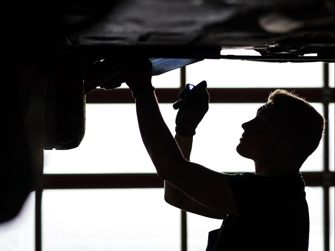 Ein Auto steht in einer Werkstatt auf der Hebebühne.