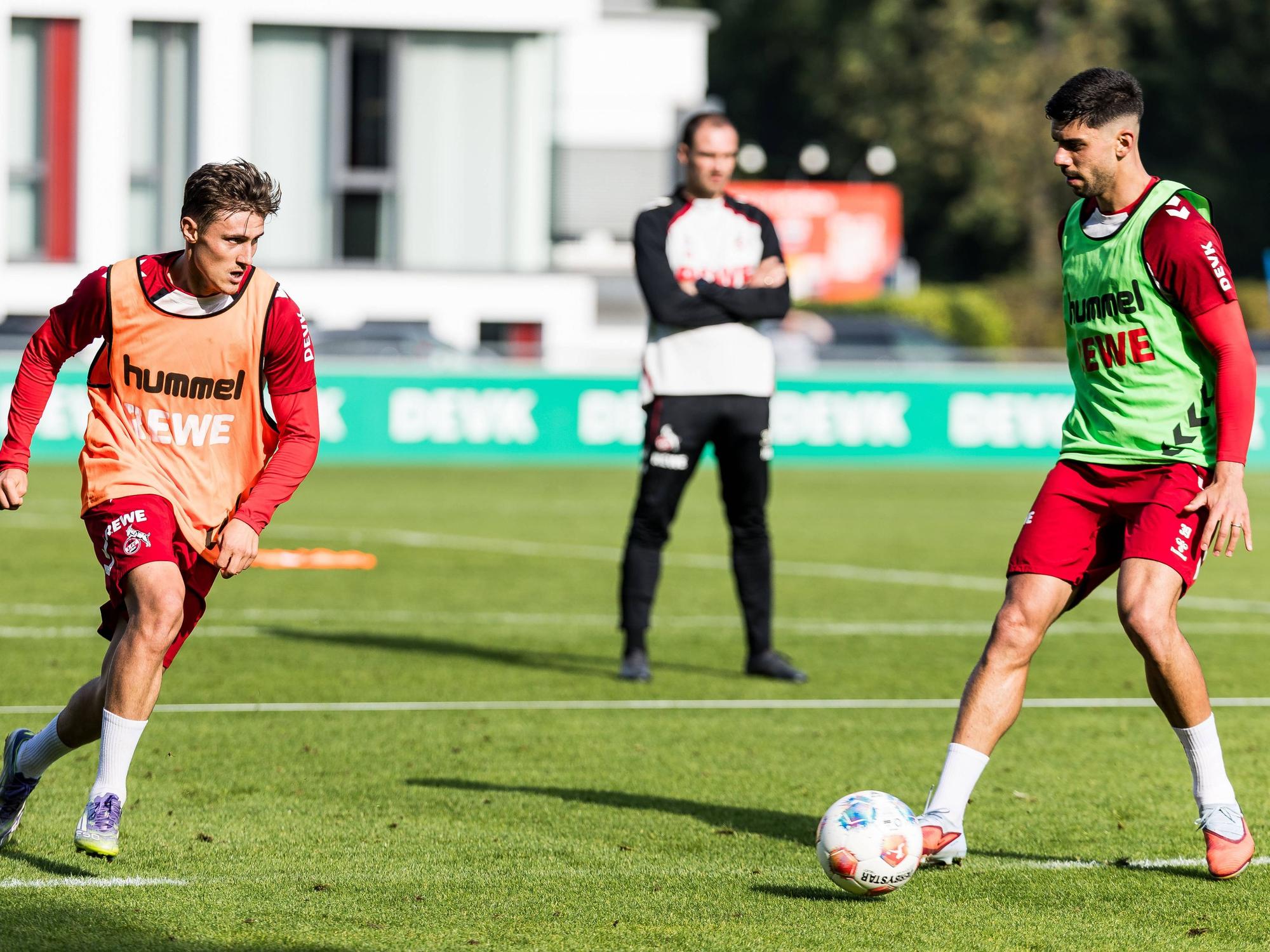 Alessio Castro-Montes und Cenk Özkacar im Training des 1. FC Köln.