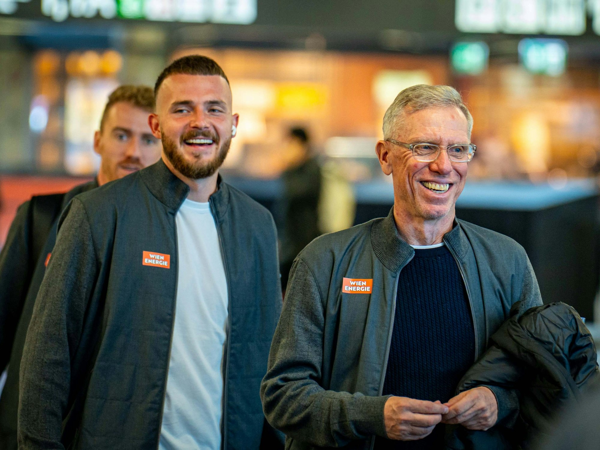 Peter Stöger und Jannes Horn am Flughafen bei der Abreise nach Posen.