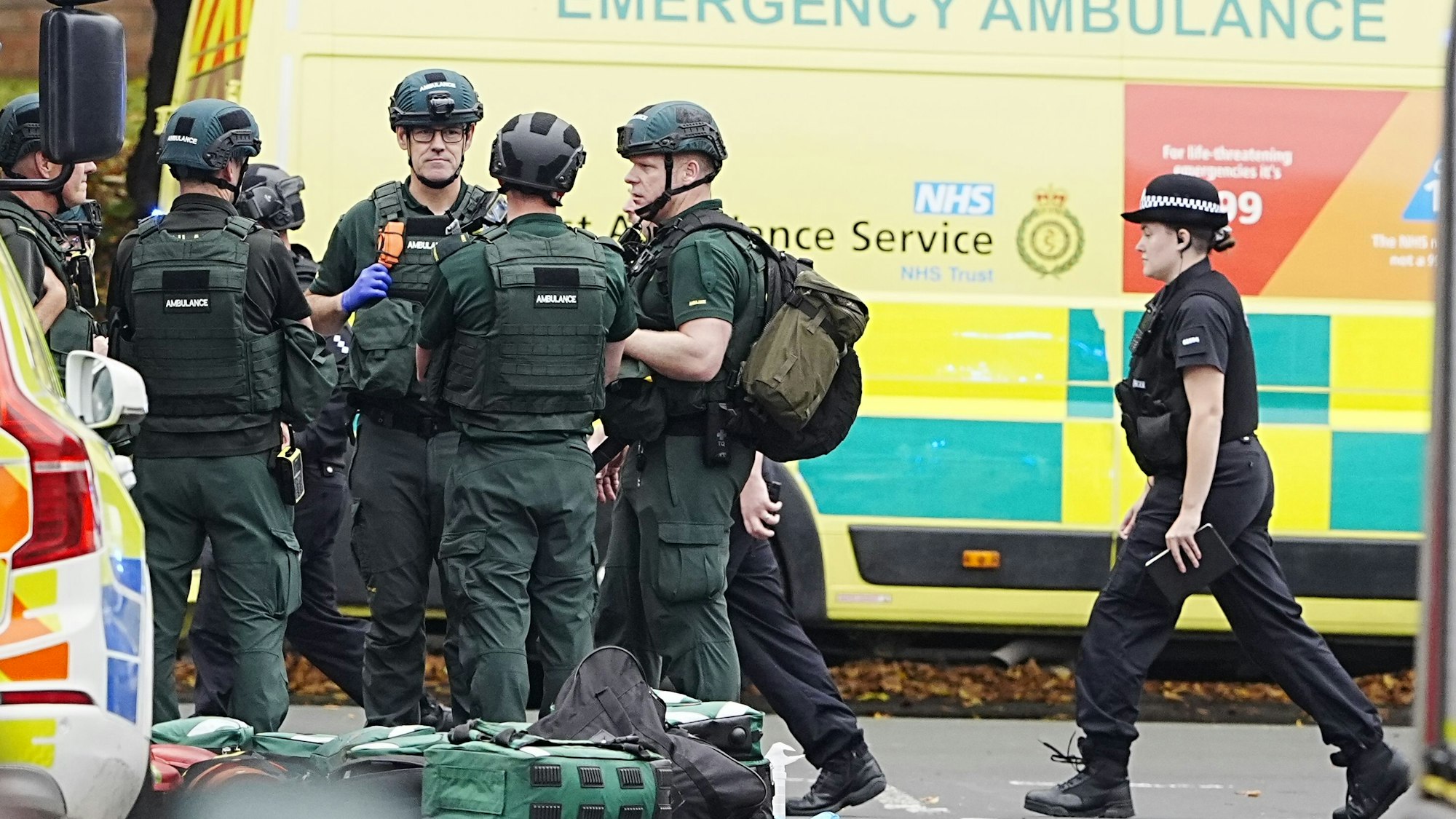 Einsatzkräfte der Polizei sind nach einem Angriff an einer Synagoge in Manchester im Einsatz.