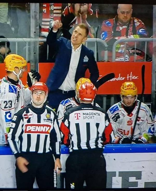 Alexander Sulzer gestikuliert wild auf der Bank.