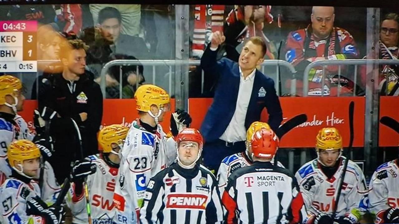 Alexander Sulzer gestikuliert wild auf der Bank.