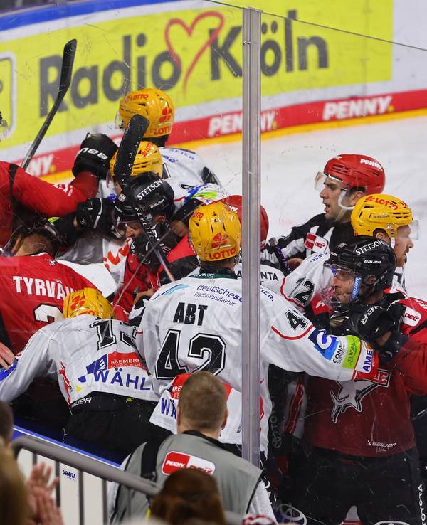 Keilerei zwischen den Spielern der Kölner Haie und den Fischtown Pinguins.
