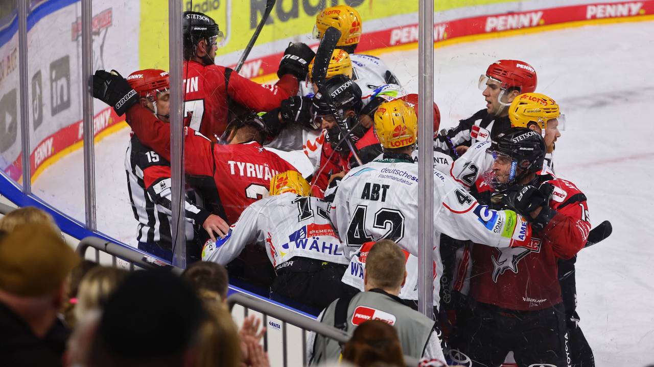 Keilerei zwischen den Spielern der Kölner Haie und den Fischtown Pinguins.